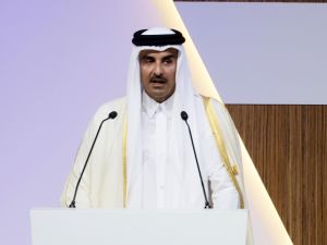 مصافحة بين امير قطر والاسد