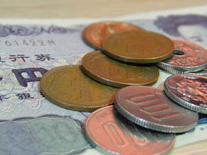 Yen continues sharp decline, Australian dollar jumps after unexpected interest rate hike