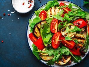 سلطة الكوسا والطماطم والجرجير مع الصنوبر 