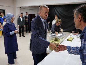 الرئيس التركي رجب طيب أردوغان يدلي بصوته في الانتخابات