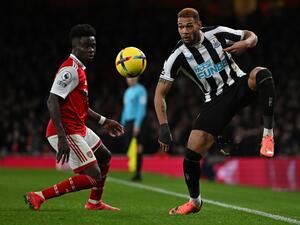 Arsenal's English midfielder Bukayo Saka (L) vies with Newcastle United's Brazilian striker Joelinton during the English Premier League football match between Arsenal and Newcastle United at the Emirates Stadium in London on January 3, 2023. (Photo by Ben Stansall / AFP)
