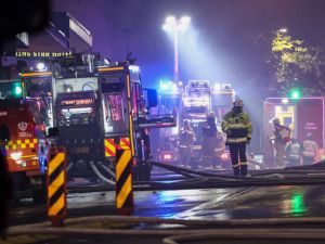 رجال الإطفاء يحاولون التصدي للحريق