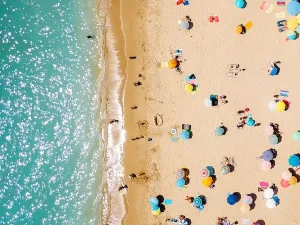 أفضل 10 شواطئ رملية هذا الصيف في أوروبا