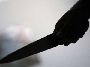 فنانة خليجية مشهورة تتعرض لهجوم بالسكاكين