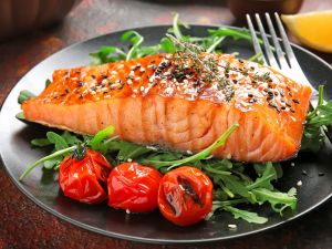 فيليه السلمون بالطماطم والكراث