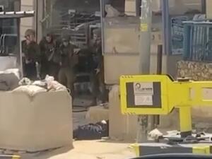 منفذة عملية الطعن ملقاة على الأرض بعد إطلاق النار عليها من قبل جنود الإحتلال 