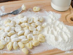 نيوكي مع السلق والبازلاء والشبت