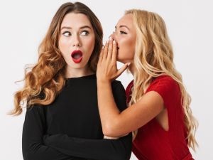 مواليد هذه الأبراج يحبون القيل والقال و النميمة