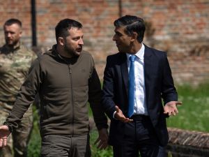 ضغوط غربية على زيلينسكي لعدم التعاطي مع مبادرات السلام