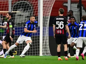 Inter Milan's Bosnian forward Edin Dzeko (2ndL) celebrates after opening the scoring during the UEFA Champions League semi-final first leg football match between AC Milan and Inter Milan, on May 10, 2023 at the San Siro stadium in Milan. (Photo by Marco BERTORELLO / AFP)