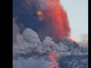 بركان اتنا يستيقظ ويرسل دخانه وحممه الى عنان السماء