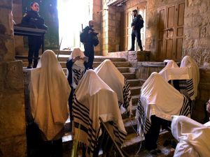 متدينون يهود أمام إحدى بوابات المسجد الأقصى