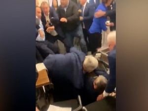 اشتباك بين نواب خلال جلسة للبرلمان الجورجي