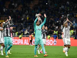 Juventus' players react at the end the Italian Cup semi-final second leg football match between Inter Milan and Juventus at the Giuseppe-Meazza (San Siro) stadium in Milan, on April 26, 2023. (Photo by Isabella BONOTTO / AFP)