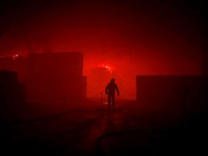 اشتعال الحرائق في كييف نتيجة للهجوم الروسي 