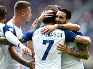 Lazio's Brazilian forward Felipe Anderson (C) celebrates scoring his team's first goal during the Italian Serie A football match between Inter Milan and Lazio at San Siro Stadium in Milan, on April 30, 2023. (Photo by GABRIEL BOUYS / AFP)
