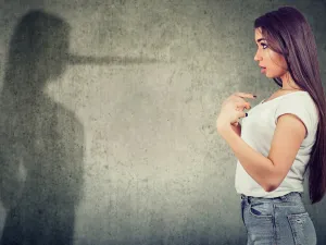 مواليد هذه الأبراج يحبون الكذب