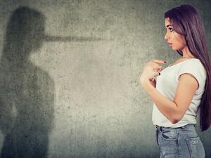 مواليد هذه الأبراج يحبون الكذب