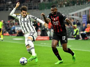 Juventus' Argentinian midfielder Matias Soule (L) fights for the ball with AC Milan's Portuguese forward Rafael Leao during the Italian Serie A football match between AC Milan and Juventus at the San Siro stadium in Milan on October 8, 2022. (Photo by Isabella BONOTTO / AFP)