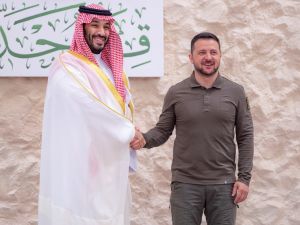 الرئيس الأوكراني يصافح ولي العهد السعودي في قمة جدة