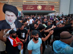 أنصار زعيم التيار الصدري في العراق مقتدى الصدر