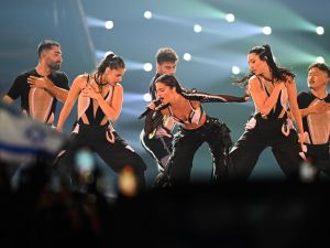 نوعا كيرل مساهمة في فرقة الغناء التابعة للجيش الإسرائيلي