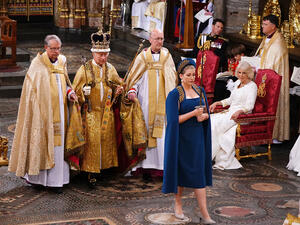 من هي السيدة التي حملت سيف القربان في مراسم تتويج الملك تشارلز الثالث