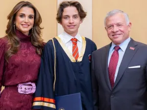 الملكة رانيا بإطلالة وردية في حفل تخريج أخر العنقود