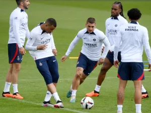 Paris Saint-Germain's French forward Kylian Mbappe (2ndL) passes the ball next to Paris Saint-Germain's Italian midfielder Marco Verratti (C) during a training session in Saint-Germain-en-Laye, on the outskirts of Paris, on May 5, 2023, on the eve of the French L1 football match against Troyes. (Photo by FRANCK FIFE / AFP)
