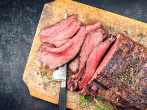 روست بيف مع صلصة الفراولة