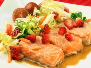 سمك السلمون مع صلصة الفراولة