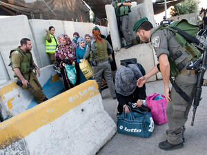 حواجز اسرائيلية عقاب جماعي للفلسطينيين