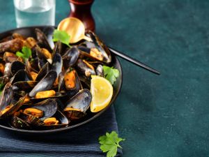 بلح البحر مع البطاطا المقلية