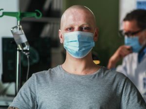 مريض خلفه طبيب الأورام، أثناء جلسة العلاج الكيميائي، داخل المستشفى