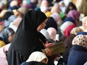 اعتبر بعض رواد التواصل الاجتماعي، أن تصريحات الداعية التونسي، تتماشى مع الانفتاح، ومحاربة الاسلاميين