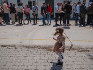 الناخبون الأتراك اصطفوا بطوابير طويلة قبل فتح مراكز الإقتراع في البلاد