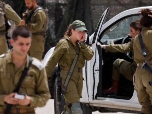 جنود الاحتلال في موقع الهجوم الذي نفذه جندي مصري