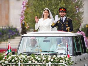 الموكب الملكي الأحمر يزف الأمير الحسين والأميرة رجوة
