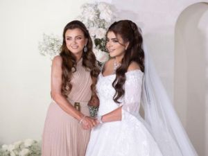 الشيخة مهرة برفقة والدتها زوي غريغوراكوس