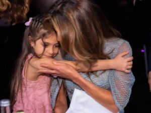 الملكة رانيا مع الطفلة أميرة أبو شنب