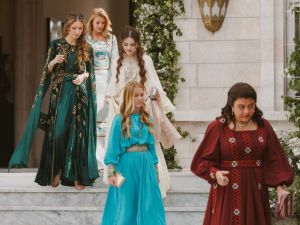 بنات الأمير فيصل (آية، سارة، عائشة) برفقة بنات الأمير هاشم (هالة النور وراية النور)