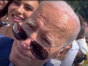 البيت الابيض يحظر متحولة جنسيا بعد فضيحة كشف صدرها في حفل بايدن