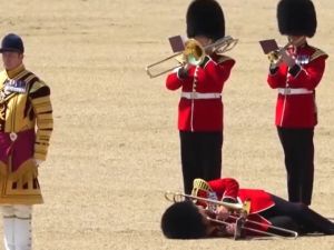 حرس الملك تشارلز يتساقطون مغشيا عليهم اثناء بروفات عيد ميلاده (فيديو)