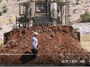 إسماعيل ناصر  يتحدى الجرافة الاسرائيلية