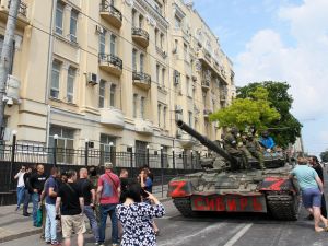 مقاتلو فاغنر فوق دبابة في احد شوارع روستوف