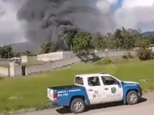 أعمدة الدخان تتصاعد من سجن النساء في هندوراس