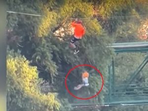 لحظة سقوط طفل من ارتفاع 12 مترا في حديقة العاب