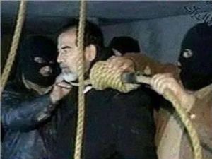 رفض الراحل صدام حسين وضع كيس على رأسه لحظة تنفيذ حكم الإعدام بحقه