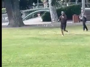 لحطة هروب المتهم بالطعن (لقطة شاشة)