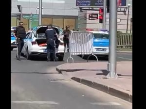 مسلح يحتجز رهائن في أحد فروع بنك قزوين في أستانا